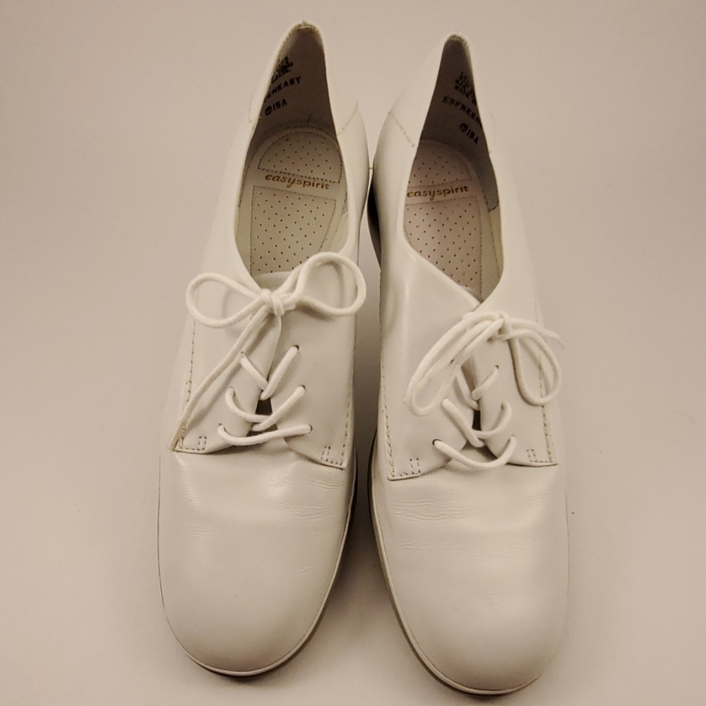 Easy Spirit Free N Easy white lace up shoe